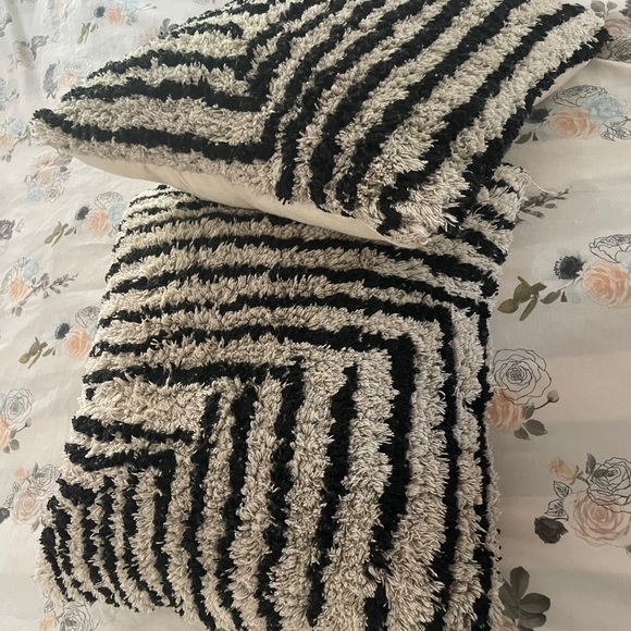 Structube Accent Cushions - black and white - Picture 4 of 4